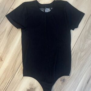 Ribbed black short sleeve bodysuit